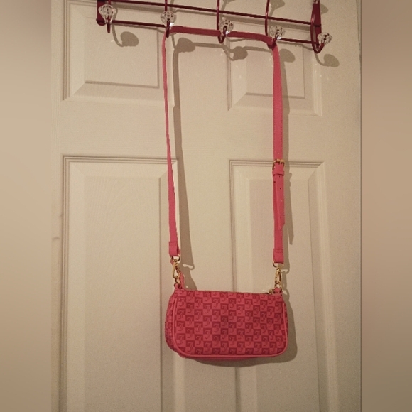 Small Pink Juicy Coutoure Crossbody Bag With Gold Chain - Picture 2 of 5